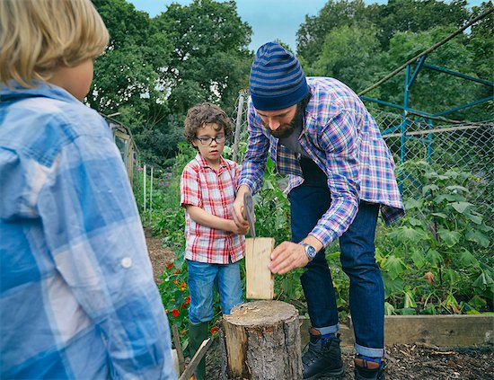 Father explaining how to chop logs to sons Foto de stock - Sin royalties Premium, Código de la imagen: 649-08004269