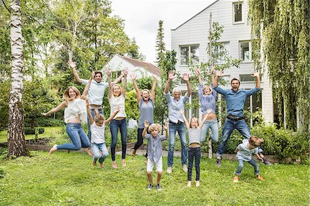 Three generational family jumping in garden Photographie de stock - Premium Libres de Droits, Code: 649-08004294