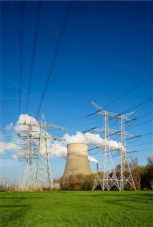 simsearch:649-08004382,k - View of electrical towers in front of cooling towers and smoke stacks Fotografie stock - Premium Royalty-Free, Codice: 649-08004377