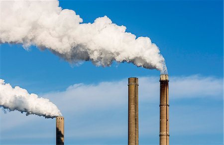 power plant - Top of smoke stacks with blue sky Foto de stock - Sin royalties Premium, Código: 649-08004383