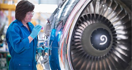 Female engineer working on engine in aircraft maintenance factory Foto de stock - Sin royalties Premium, Código: 649-08004421