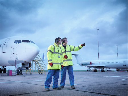 pista de aterrizaje - Airport workers in discussion on runway Foto de stock - Sin royalties Premium, Código: 649-08004434