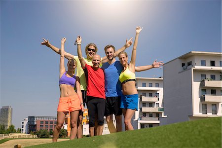 simsearch:614-08879613,k - Group of people in sportswear, smiling with arms raised Foto de stock - Royalty Free Premium, Número: 649-08060106