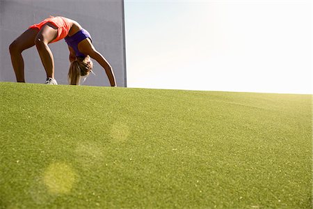 simsearch:649-06844931,k - Young woman in crab position, bending over backwards, outdoors Foto de stock - Sin royalties Premium, Código: 649-08060109