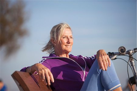 simsearch:649-07064439,k - Senior woman enjoying ocean view on bench Stock Photo - Premium Royalty-Free, Code: 649-08060112