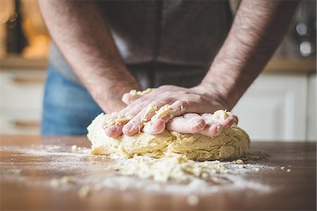 press - Mature man kneading dough Foto de stock - Sin royalties Premium, Código: 649-08060305