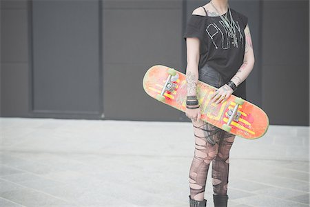 simsearch:649-08060330,k - Cropped shot of young female punk holding skateboard Foto de stock - Royalty Free Premium, Número: 649-08060325