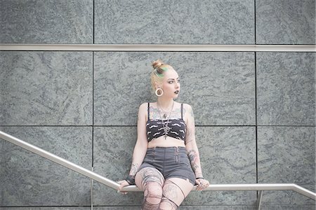 piercing - Portrait of young female tattooed punk sitting on subway railing Photographie de stock - Premium Libres de Droits, Code: 649-08060333