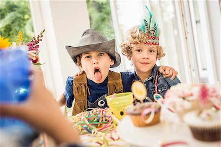 Portrait of pulling faces at kids birthday party Foto de stock - Sin royalties Premium, Código: 649-08060358