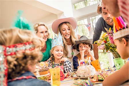 Three generation family at kids birthday party watching girl with birthday cake Photographie de stock - Premium Libres de Droits, Code: 649-08060351