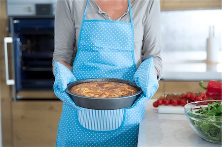 Cropped image of mature woman in kitchen carrying homemade cake Stockbilder - Premium RF Lizenzfrei, Bildnummer: 649-08060368