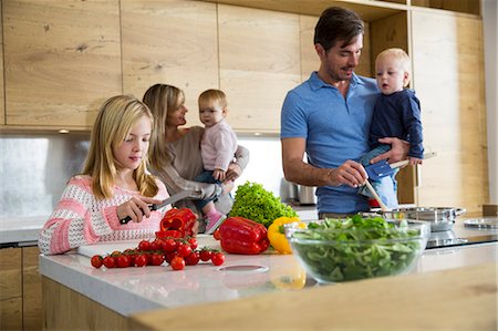 simsearch:649-08085434,k - Girl with family preparing fresh vegetables in kitchen Foto de stock - Sin royalties Premium, Código: 649-08060374