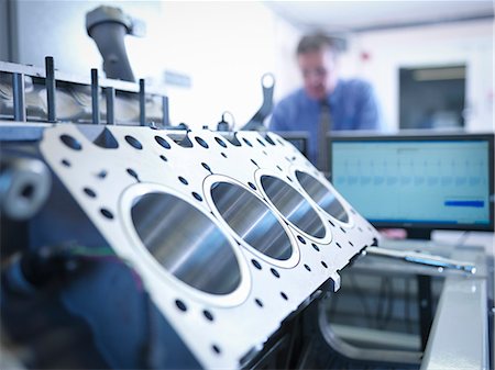 Engineer inspecting automotive engine in test facility Photographie de stock - Premium Libres de Droits, Code: 649-08060565