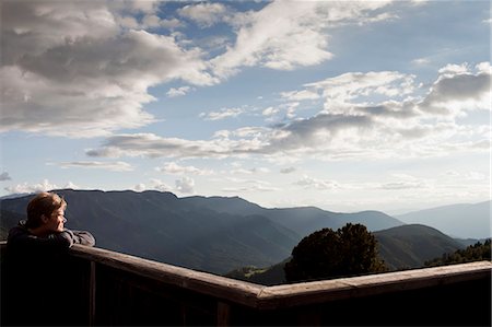 simsearch:614-06625126,k - Male hiker gazing at view from balcony, Plose, South Tyrol, Italy Photographie de stock - Premium Libres de Droits, Code: 649-08060708