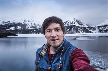 selfie - Male hiker taking selfie at lake Silsersee, Malojapass, Graubunden, Switzerland Photographie de stock - Premium Libres de Droits, Code: 649-08060725