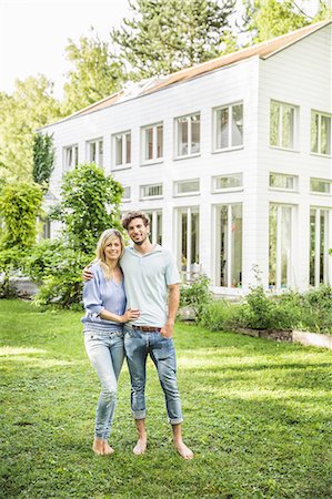 simsearch:614-07805767,k - Portrait of couple in garden Photographie de stock - Premium Libres de Droits, Code: 649-08060742