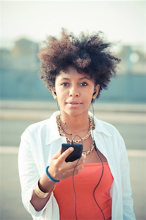 simsearch:649-08060771,k - Portrait of young woman listening to smartphone music Photographie de stock - Premium Libres de Droits, Code: 649-08060769