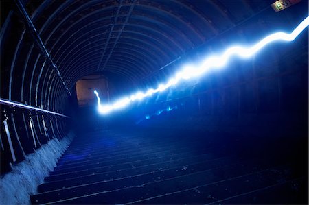 Light trail in tunnel Photographie de stock - Premium Libres de Droits, Code: 649-08060845