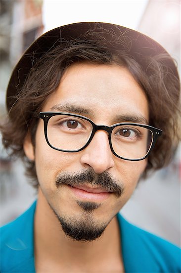 Portrait of bespectacled young man with hat Photographie de stock - Premium Libres de Droits, Le code de l’image : 649-08084536