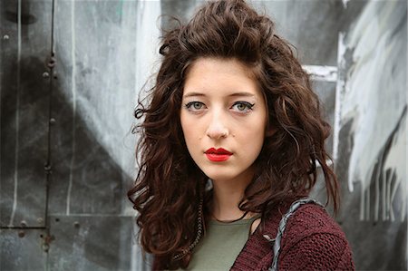 Portrait of young woman, graffiti in background Photographie de stock - Premium Libres de Droits, Code: 649-08084541