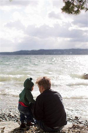 simsearch:649-08084693,k - Father and baby daughter crouching on lakeside, Lake Starnberg, Bavaria, Germany Foto de stock - Royalty Free Premium, Número: 649-08084695