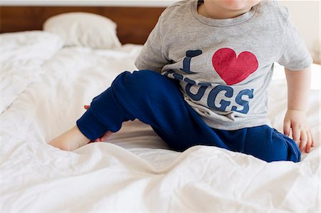 Cropped shot of baby girl wearing pyjamas sitting up in bed Foto de stock - Sin royalties Premium, Código: 649-08084701