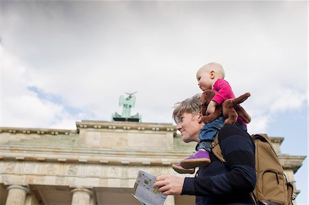 puerta de brandemburgo - Father sightseeing whilst giving baby daughter shoulder ride, Brandenburg Gate, Berlin, Germany Foto de stock - Sin royalties Premium, Código: 649-08084702