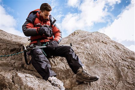 simsearch:649-08084705,k - Young male climber on rock checking rope, The Lake District, Cumbria, UK Stockbilder - Premium RF Lizenzfrei, Bildnummer: 649-08084716
