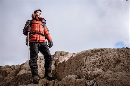 simsearch:649-09111360,k - Young male hiker looking out from rocks, The Lake District, Cumbria, UK Foto de stock - Sin royalties Premium, Código: 649-08084718