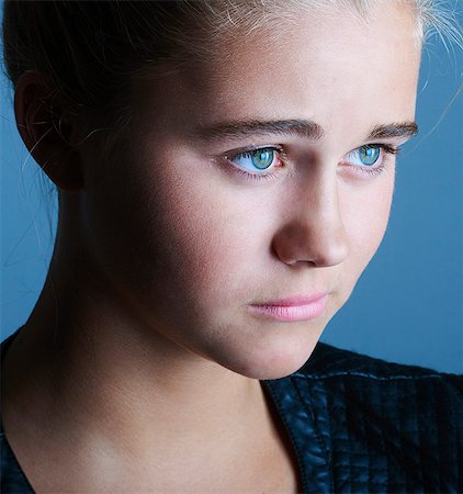 simsearch:694-03333054,k - Close up portrait of pretty teenage girl with blue eyes Foto de stock - Sin royalties Premium, Código: 649-08084734