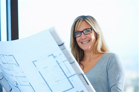 Portrait of mature female architect with plans in office Photographie de stock - Premium Libres de Droits, Code: 649-08084755