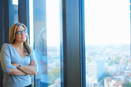 simsearch:649-08084756,k - Portrait of mature businesswoman in skyscraper office, Brussels, Belgium Foto de stock - Sin royalties Premium, Código: 649-08084759