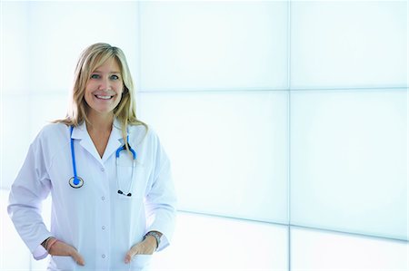 Doctor posing against backlit wall panel Photographie de stock - Premium Libres de Droits, Code: 649-08084778