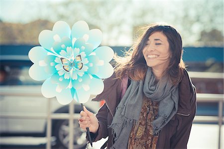 simsearch:649-08084934,k - Mid adult woman with flower windmill Foto de stock - Sin royalties Premium, Código: 649-08084922