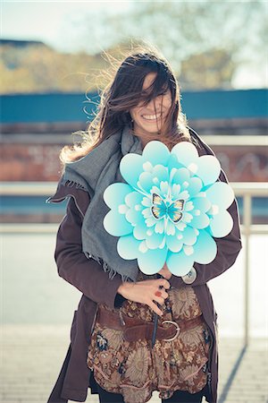 simsearch:649-08084934,k - Portrait of mid adult woman with flower windmill Foto de stock - Sin royalties Premium, Código: 649-08084923