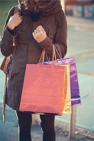 simsearch:649-08084940,k - Cropped shot of mid adult woman on street with shopping bags Foto de stock - Sin royalties Premium, Código: 649-08084938