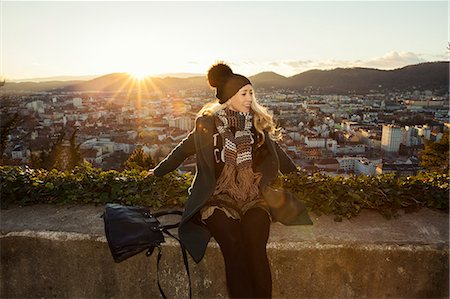 Mid adult woman by wall overlooking Graz, Styria, Austria Foto de stock - Sin royalties Premium, Código: 649-08085015