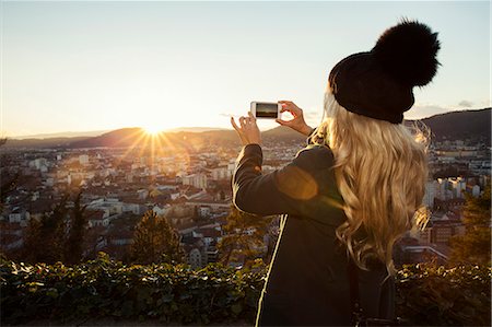 steiermark - Mid adult woman taking photo on phone, Graz, Styria, Austria Foto de stock - Sin royalties Premium, Código: 649-08085016