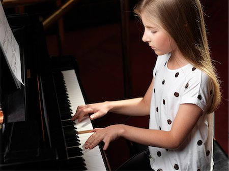 pianoforte - High angle view of girl playing piano Fotografie stock - Premium Royalty-Free, Codice: 649-08085138