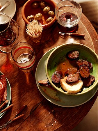 Antipasto starters with olives, chorizo, salami, cheese,  parma ham with wine Foto de stock - Sin royalties Premium, Código: 649-08085167