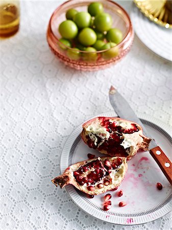 simsearch:400-03930798,k - Still life with pomegranate and a bowl of green olives Photographie de stock - Premium Libres de Droits, Code: 649-08085176