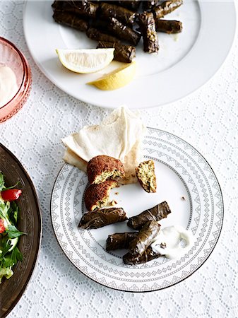 Still life with plate of slow cooked lamb in vine leaves Foto de stock - Sin royalties Premium, Código: 649-08085188