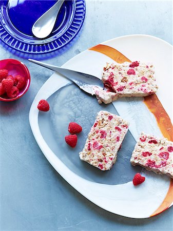 simsearch:649-06432831,k - Still life with plate of sliced masala fruit bread with raspberries Stock Photo - Premium Royalty-Free, Code: 649-08085208