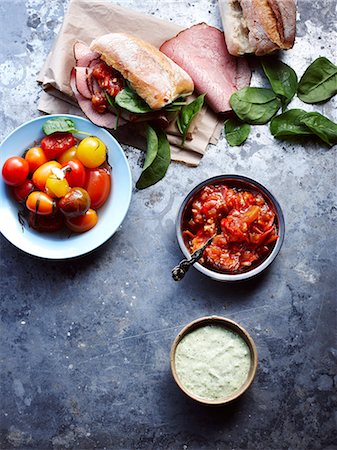 Still life of ham and bread with tomato chilli jam Photographie de stock - Premium Libres de Droits, Code: 649-08085203
