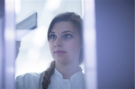 simsearch:649-07063229,k - Close up of female scientist examining microscopy slide Photographie de stock - Premium Libres de Droits, Code: 649-08085220