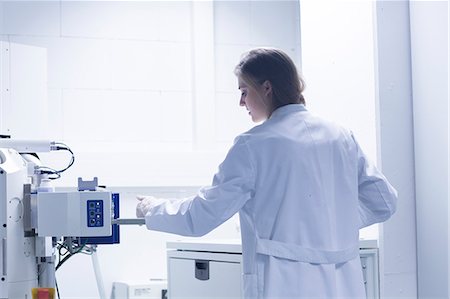 Female scientist in lab using scanning electron microscope Foto de stock - Sin royalties Premium, Código: 649-08085222