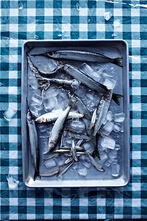 simsearch:628-01495097,k - Small fish in ice tray Stockbilder - Premium RF Lizenzfrei, Bildnummer: 649-08085280