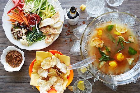 punch bowl and not people - Still life of punch cocktail bowl with party food Photographie de stock - Premium Libres de Droits, Code: 649-08085308