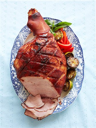 Still life with plate of baked creole ham and vegetables Stockbilder - Premium RF Lizenzfrei, Bildnummer: 649-08085303