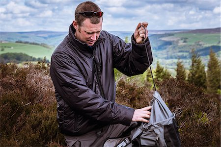 simsearch:649-08084705,k - Male hiker tying rucksack on heather moors, Pateley Bridge, Nidderdale, Yorkshire Dales Stockbilder - Premium RF Lizenzfrei, Bildnummer: 649-08085317